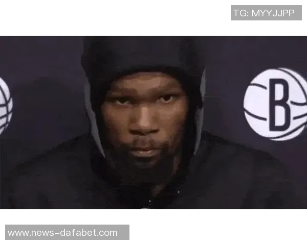 杜兰特幽默回应打球与刷推特的时间安排只需几秒钟轻松搞定