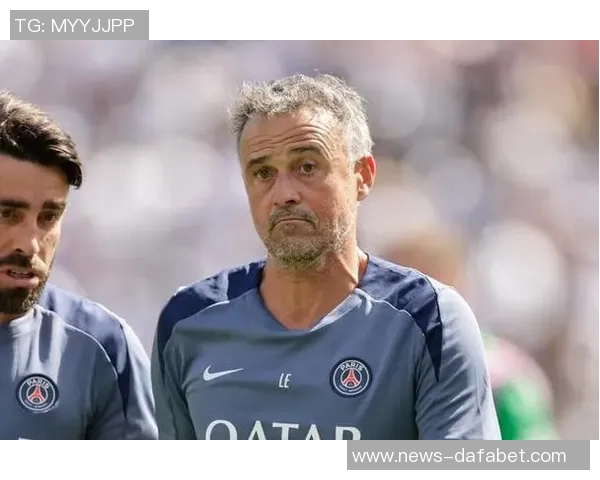 恩里克坚定支持舍瓦利耶：后卫失误不影响我们对他的信任